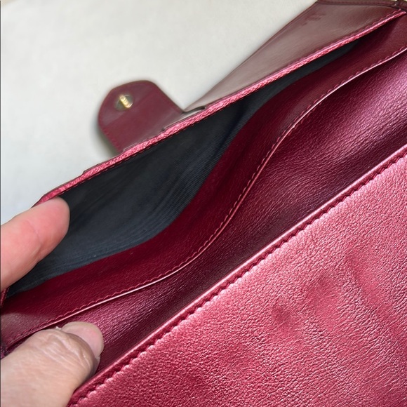 Gucci Embossed Leather Wallet color of the year - Picture 11 of 15